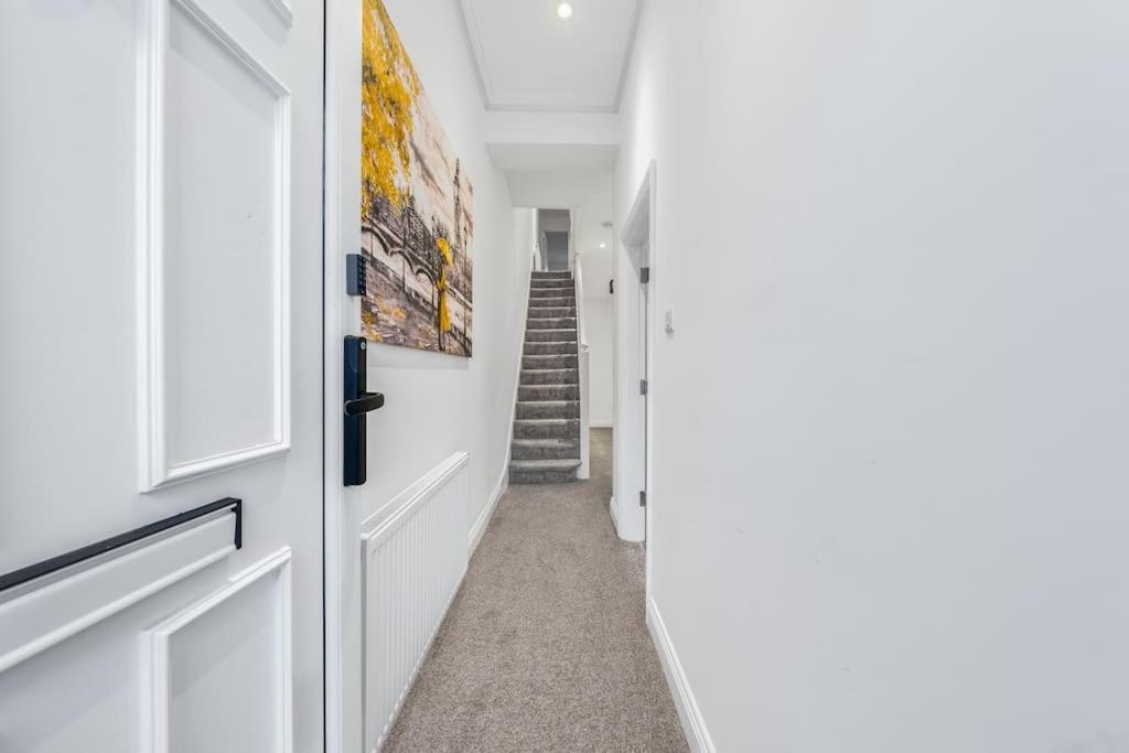 Brand New Cricklewood Zone 2 Modern * Londra