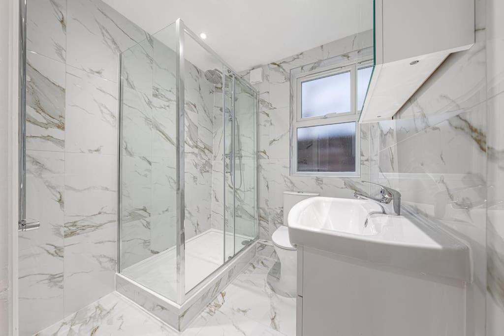 Brand New Cricklewood Zone 2 Modern Londra